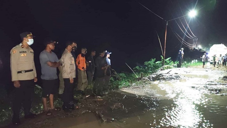 title Longsor di KM 7 Mongkonai Kotamobagu, Jalan Tertutup Lumpur dan Pohon Tumbang Longsor di KM 7 Mongkonai Kotamobagu, Jalan Tertutup Lumpur dan Pohon Tumbang