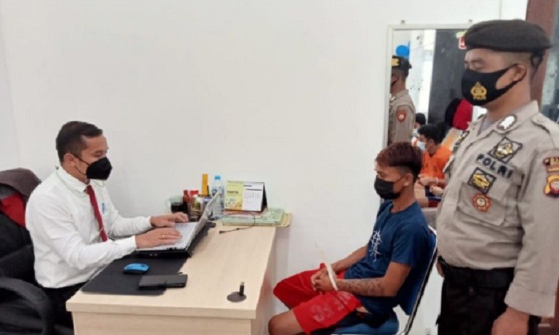 title Dobrak Pintu Kamar, Orang Tua di Sekadau Pergoki Anak Gadisnya Dicabuli Pemuda Dobrak Pintu Kamar, Orang Tua di Sekadau Pergoki Anak Gadisnya Dicabuli Pemuda