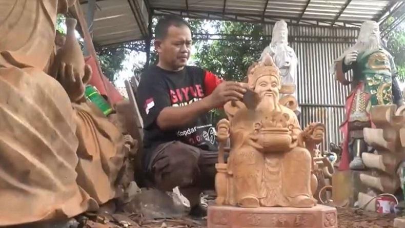 Perajin Patung Dewa di Jepara Banjir Pesanan Jelang Imlek 