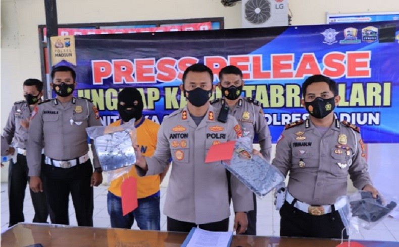 title Pelaku Tabrak Lari di Tol Madiun Ditangkap, Ternyata Sesama Sopir Truk Pelaku Tabrak Lari di Tol Madiun Ditangkap, Ternyata Sesama Sopir Truk