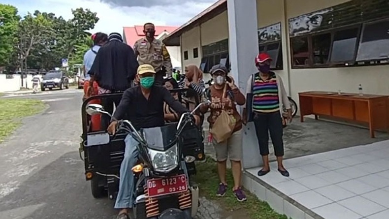 Gunakan Motor Roda 3, Aiptu Sabri Mampa antar Jemput Warga Ikut Vaksinasi Covid-19