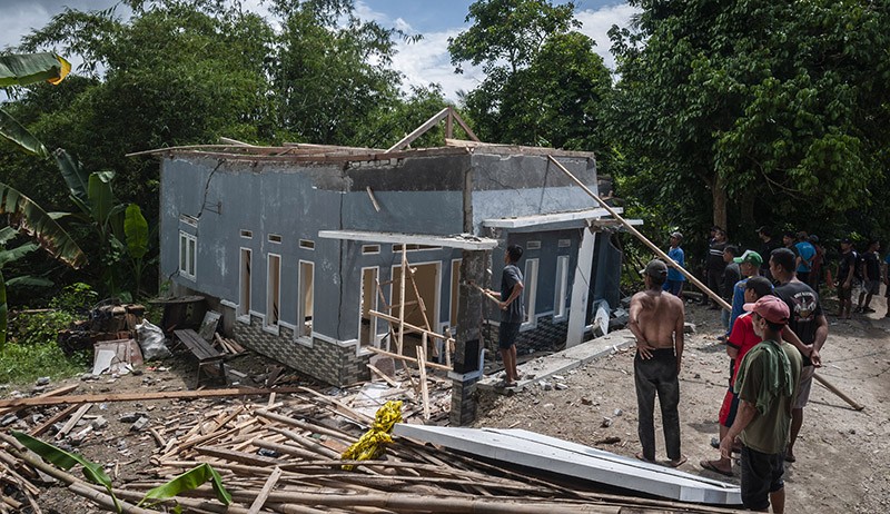 Rumah Rusak akibat Pergerakan Tanah di Desa Cilangkap Lebak - Bagian 1