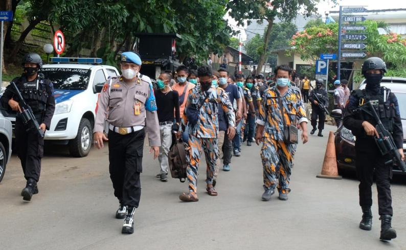 Dikawal Brimob, Ratusan Anggota GMBI Terlibat Rusuh di Mapolda Jabar Digiring ke Polda Jateng