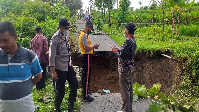 title Jembatan di Sragen Putus, 2 Pengendara Motor Jatuh ke Sungai Jembatan di Sragen Putus, 2 Pengendara Motor Jatuh ke Sungai