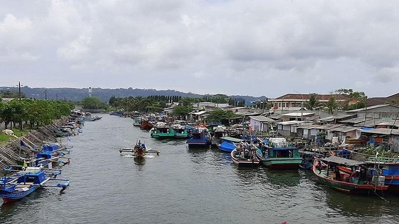 Dampak Cuaca Buruk, Ribuan Nelayan di Cilacap Tidak Melaut 