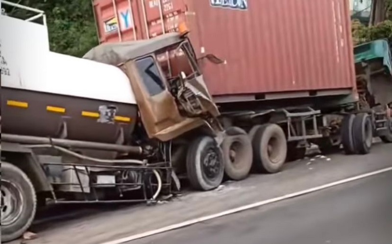 Dua Truk Tabrakan Di Tol Merak Tangerang, 1 Pengemudi Tewas