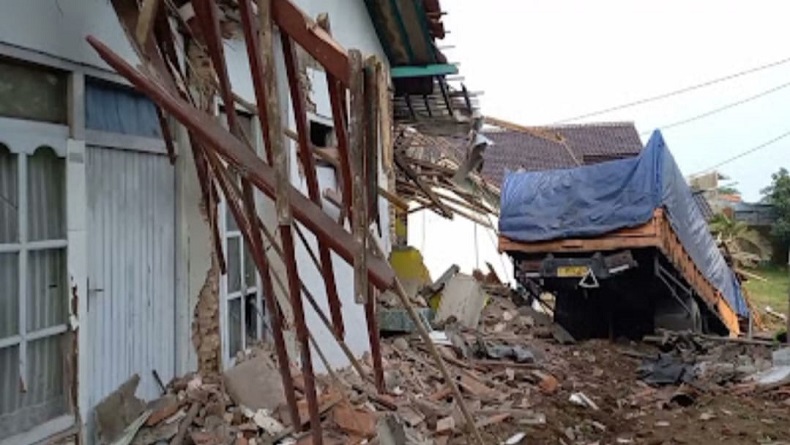 Truk Tronton Rem Blong Tabrak Rumah dan Warung di Cigasong Majalengka