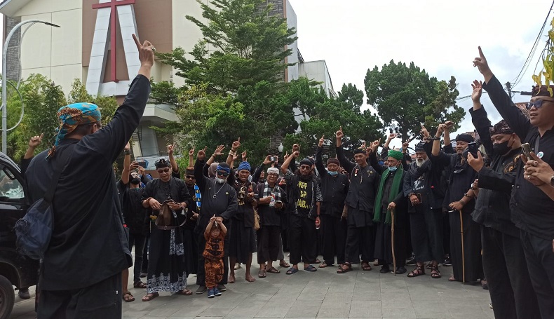 title Massa Kepung DPRD Sukabumi, Haramkan Arteria Dahlan Injak Tanah Sunda Massa Kepung DPRD Sukabumi, Haramkan Arteria Dahlan Injak Tanah Sunda