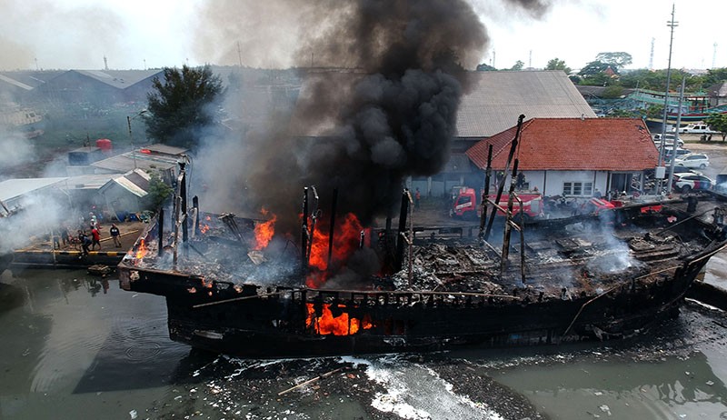 Penampakan dari Udara 13 Kapal Nelayan Ludes Terbakar di Pelabuhan Tegal - Bagian 2