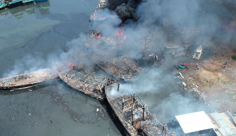 Penampakan dari Udara 13 Kapal Nelayan Ludes Terbakar di Pelabuhan Tegal - Bagian 4