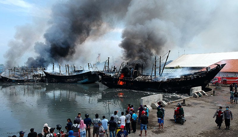 Penampakan dari Udara 13 Kapal Nelayan Ludes Terbakar di Pelabuhan Tegal - Bagian 3