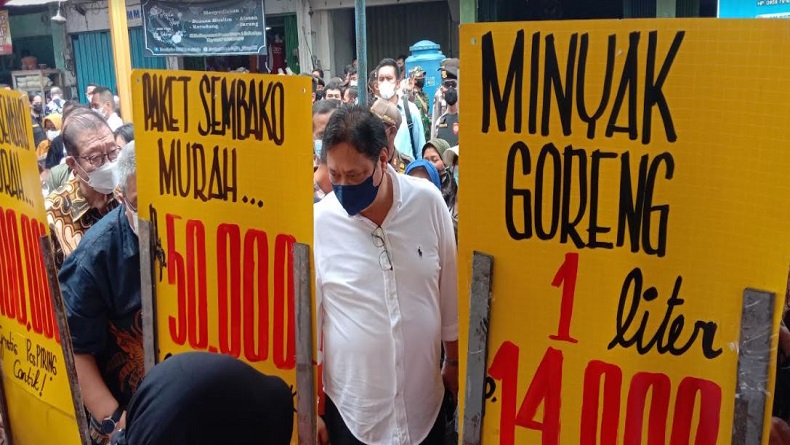 Airlangga Hartarto: Mulai 1 Februari Minyak Goreng Harus Dijual Rp14.000 per Liter