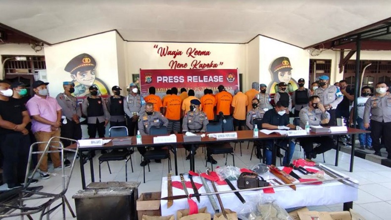 title Polisi Ekspos Kasus Bentrok Sorong, Keluarga Korban yang Hadir Teteskan Air Mata Polisi Ekspos Kasus Bentrok Sorong, Keluarga Korban yang Hadir Teteskan Air Mata