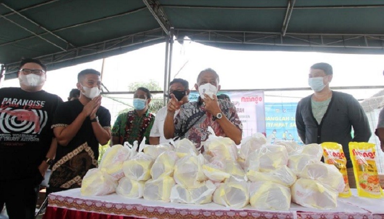 Heboh! Dua Crazy Rich Surabaya Borong Minyak Goreng lalu Dibagikan ke Warga