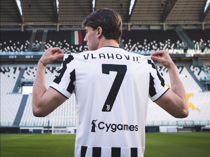 Resmi! Dusan Vlahovic Gabung Juventus Pakai Nomor Warisan Ronaldo