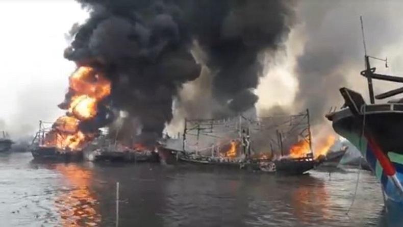   13 Kapal di Dermaga Pelabuhan Tegal Terbakar, Diduga Akibat Korsleting Listrik