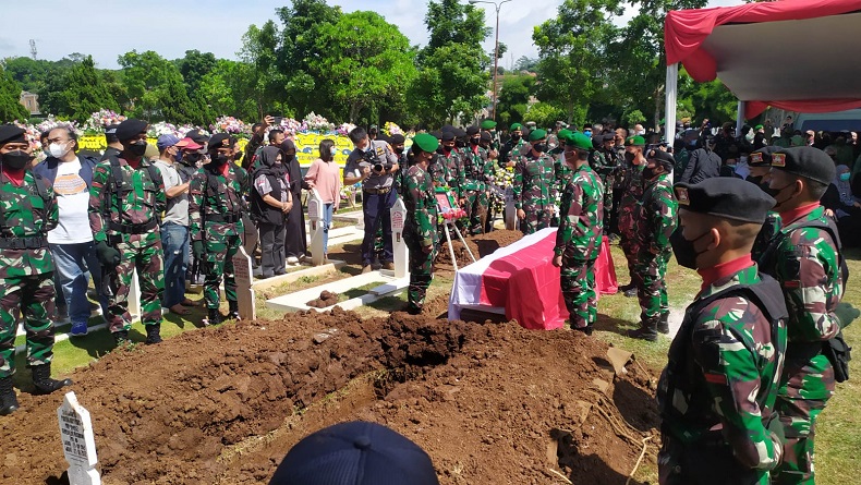 KSAD Jenderal Dudung Pimpin Pemakaman Sertu Rizal di TMP Cikutra Bandung