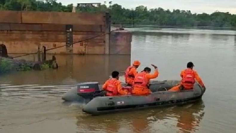 title Kapal Terbalik di Sungai Digul, 3 Orang Selamat 2 Hilang Kapal Terbalik di Sungai Digul, 3 Orang Selamat 2 Hilang