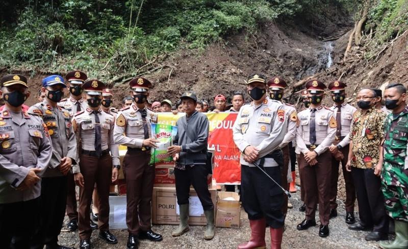 Taruna Akpol Turun Tangan Bantu Warga Terdampak Longsor di Lebakbarang