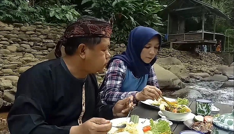 Kuliner Unik Sumedang, Sensasi Santap Sop Ikan Patin di Tengah Sungai Berair Jernih 