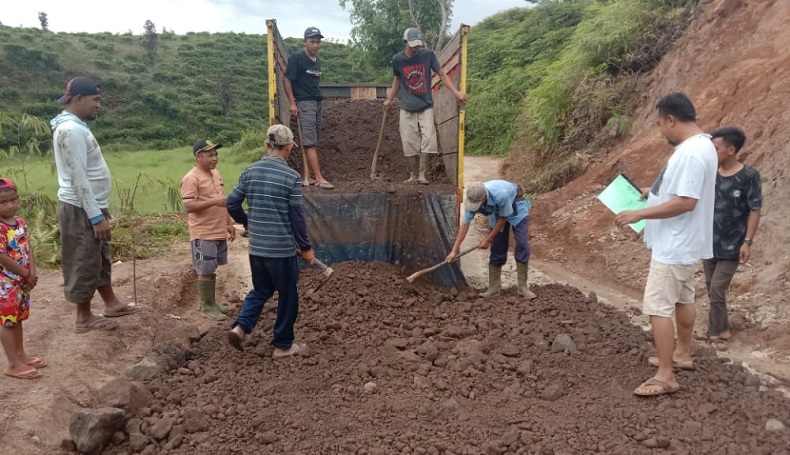 Kesal Tak Ada Perhatian, Sopir Angkutan Umum Terpaksa Iuran Perbaiki Jalan Rusak