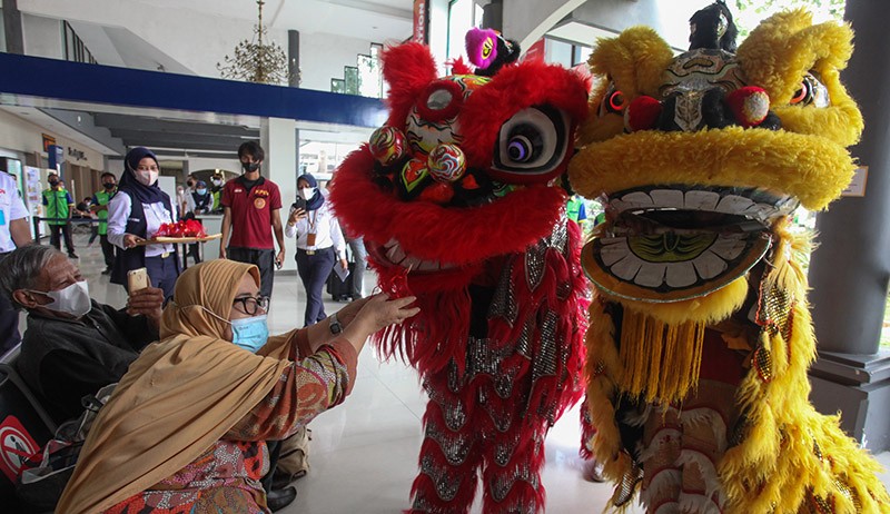 Atraksi Barongsai Hibur Penumpang Kereta Api Stasiun Gubeng - Bagian 1