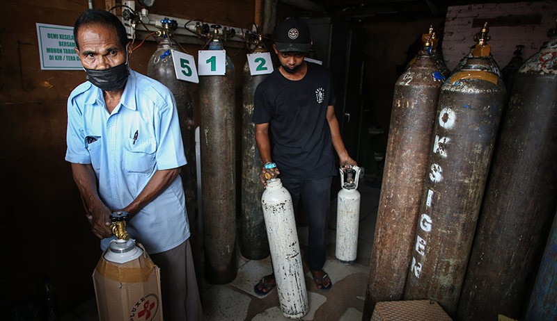 Antrean Pengisian Tabung Oksigen Kembali Terlihat di Manggarai - Bagian 3