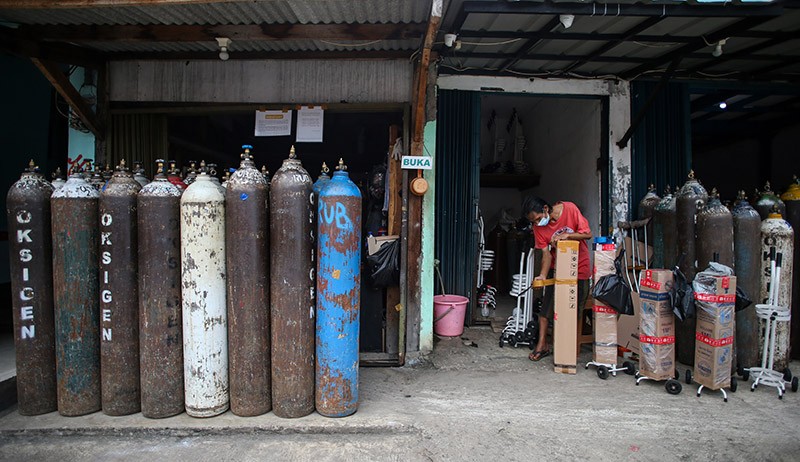 Antrean Pengisian Tabung Oksigen Kembali Terlihat di Manggarai - Bagian 1