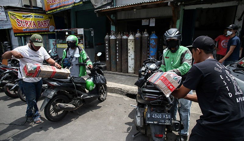 Antrean Pengisian Tabung Oksigen Kembali Terlihat di Manggarai - Bagian 2