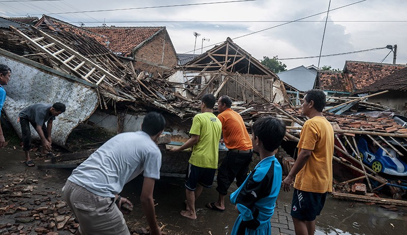 Rumah-Rumah Roboh Diterjang Hujan Lebat dan Angin Kencang di Rangkasbitung - Bagian 2