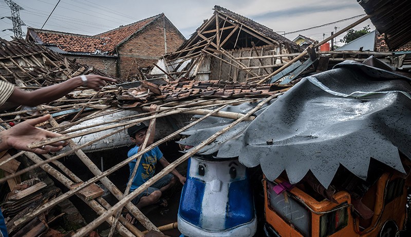 Rumah-Rumah Roboh Diterjang Hujan Lebat dan Angin Kencang di Rangkasbitung - Bagian 3