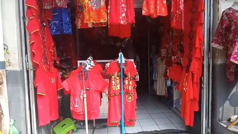 Perayaan Imlek di Solo, Baju Motif Shio Macan Laris Diburu Pembeli 
