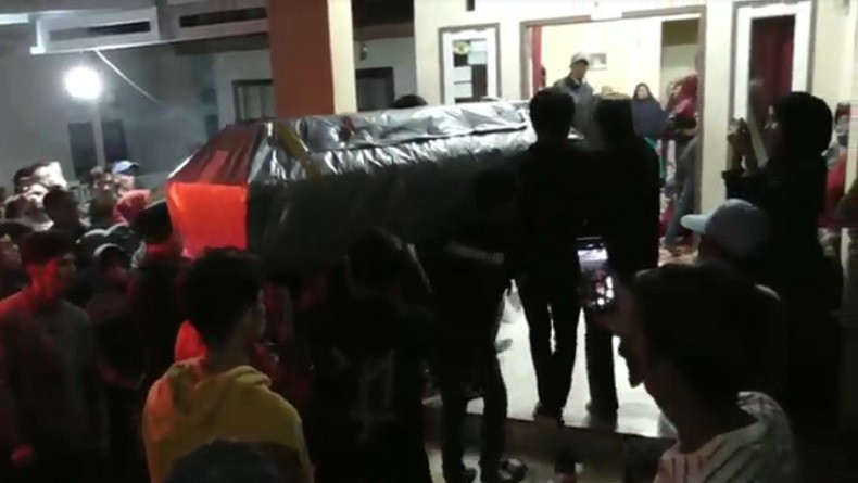 Jenazah DJ Indah Cleo Korban Bentrokan Sorong Tiba di Rumah Duka Disambut Tangis Keluarga