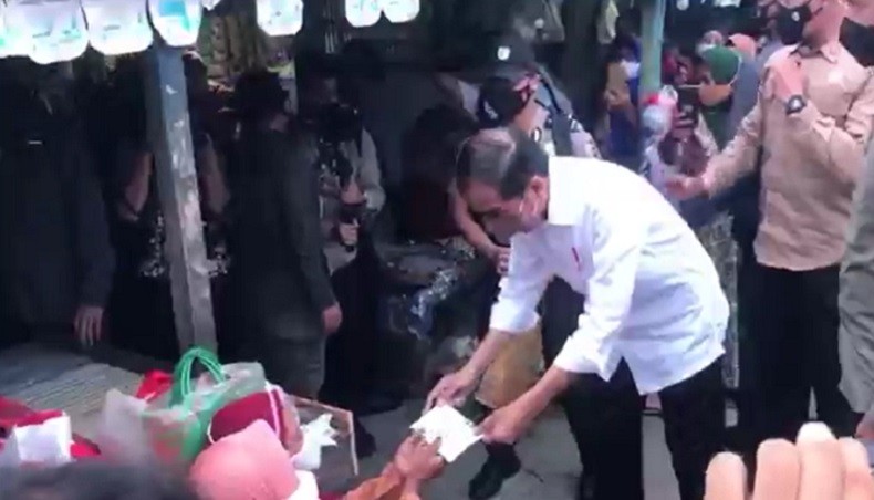 Jokowi Blusukan ke Pasar Sepinggan Bagikan Bantuan Tunai ke Pedagang