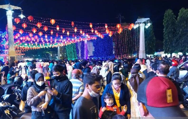 Kawasan Pasar Gede Solo Dipadati Warga, Gibran: Kerumunan Sedikit Nggak Apa-apa