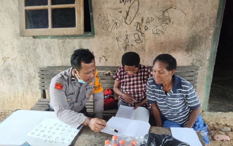 Tak Terhalang Umur, Mama-Mama Papua Semangat Ikuti Program Baca Tulis