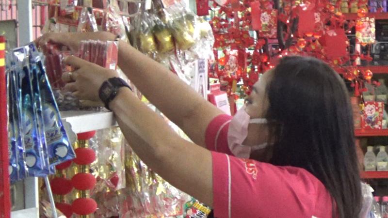 Jelang Imlek, Penjual Pernak-pernik dan Kue Keranjang di Salatiga Laris Manis