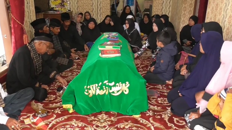 Panggilan Mama dari Sang Anak Iringi Pemakaman DJ Indah Cleo Korban Bentrokan di Sorong