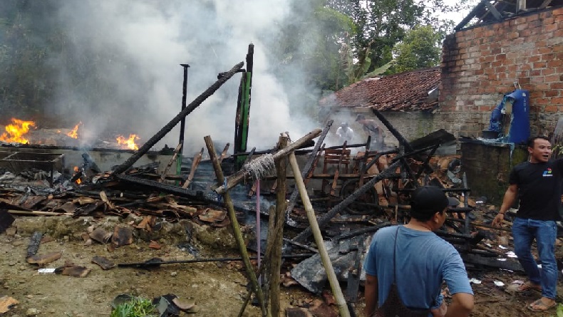 Charger HP Terlalu Panas Picu Korsleting, Rumah Janda Tua di Sukabumi Terbakar