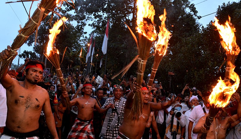 Tradisi Perang Api Memperkuat Persaudaraan Warga Bali - Bagian 2