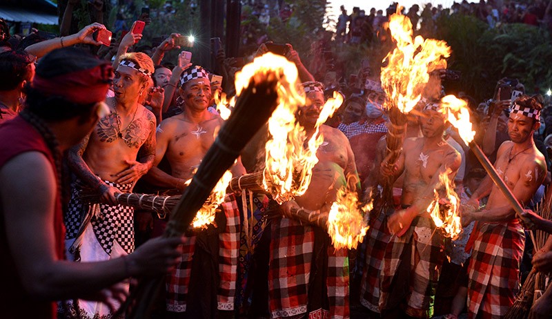 Tradisi Perang Api Memperkuat Persaudaraan Warga Bali - Bagian 3