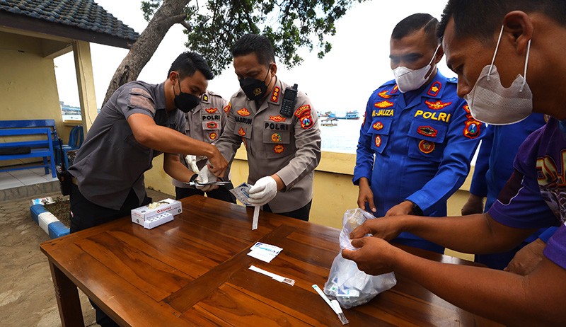 Sampah Medis Berserakan di Pantai Meneng Banyuwangi - Bagian 3