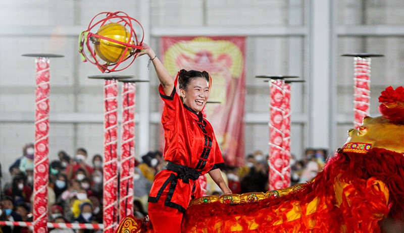 Atraksi Barongsai Meriahkan Imlek di Pusat Perbelanjaan - Bagian 3