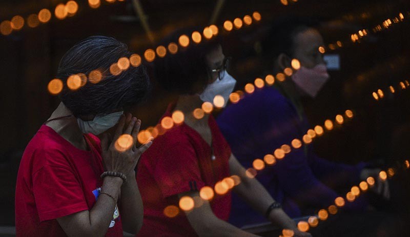 Ritual Menyalakan Api Lilin Malam Imlek di Palembang Berlangsung Khidmat - Bagian 5