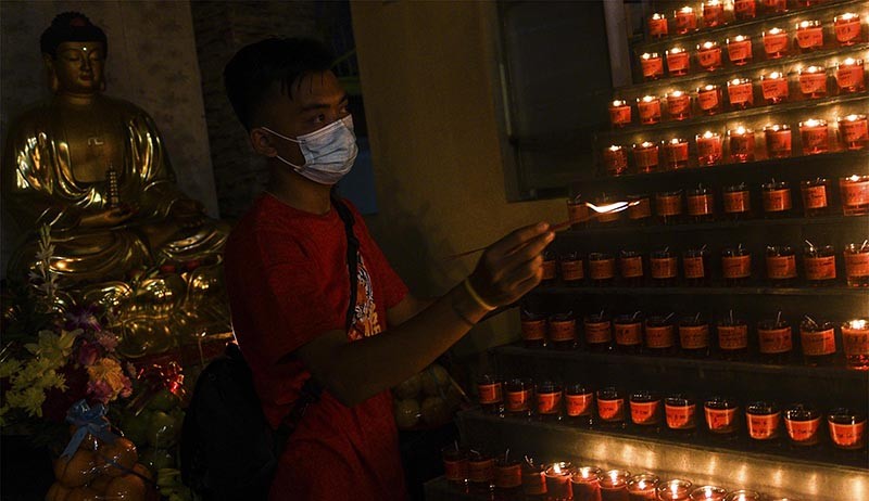 Ritual Menyalakan Api Lilin Malam Imlek di Palembang Berlangsung Khidmat - Bagian 4