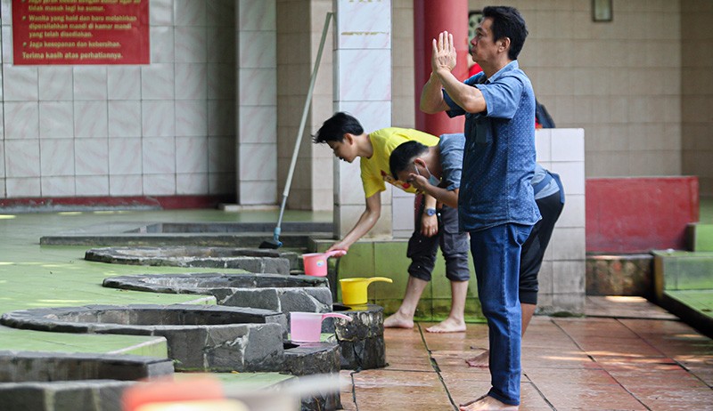 Melihat Ritual Mandi dengan Air 7 Sumur, Dipercaya Mendatangkan Rezeki dan Jodoh - Bagian 4