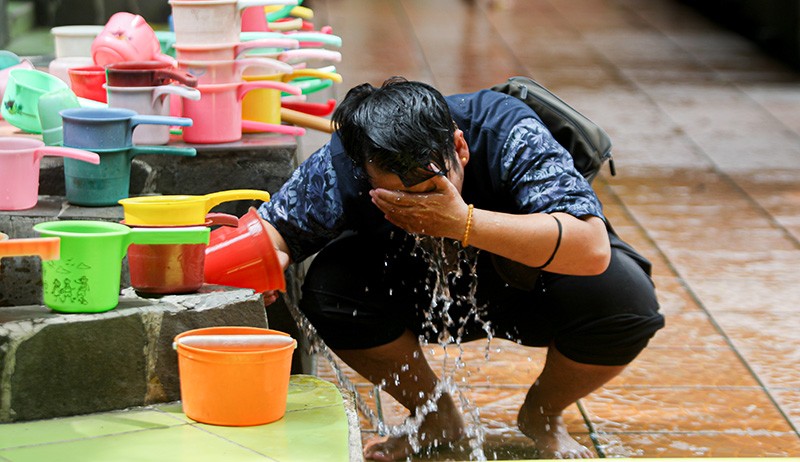 Melihat Ritual Mandi dengan Air 7 Sumur, Dipercaya Mendatangkan Rezeki dan Jodoh - Bagian 1