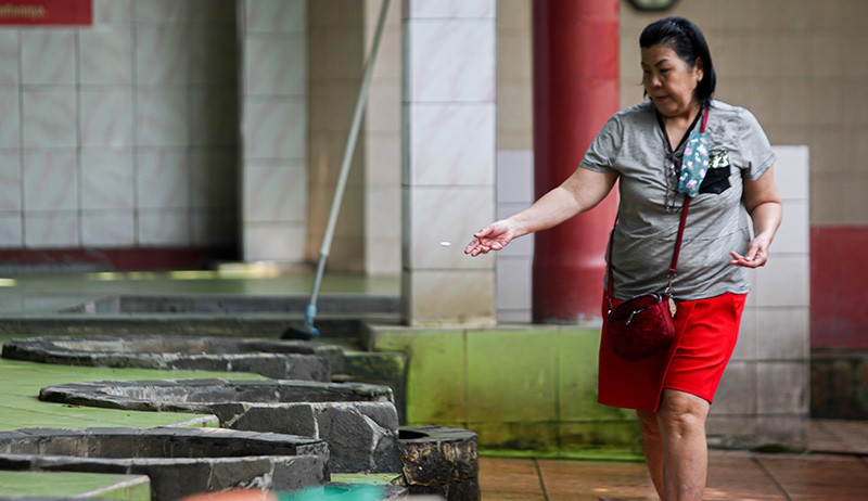 Melihat Ritual Mandi dengan Air 7 Sumur, Dipercaya Mendatangkan Rezeki dan Jodoh - Bagian 5