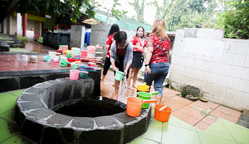 Melihat Ritual Mandi dengan Air 7 Sumur, Dipercaya Mendatangkan Rezeki dan Jodoh - Bagian 2