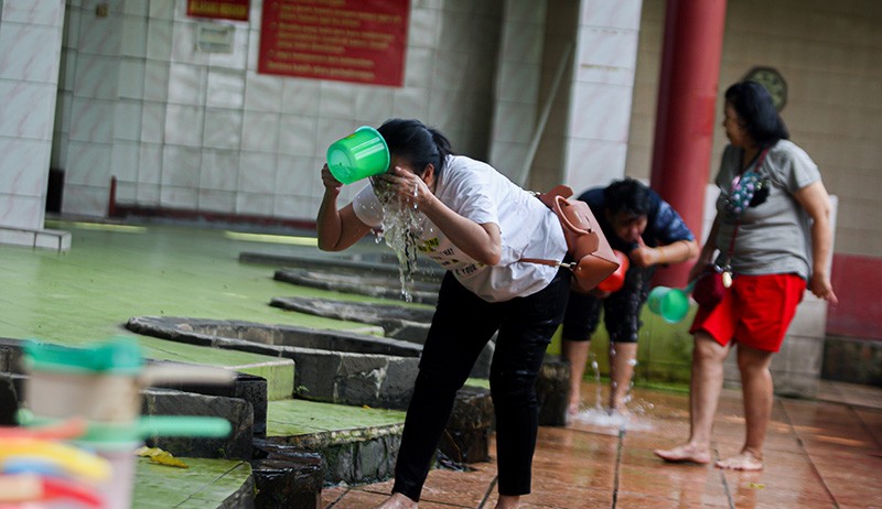 Melihat Ritual Mandi dengan Air 7 Sumur, Dipercaya Mendatangkan Rezeki dan Jodoh - Bagian 3